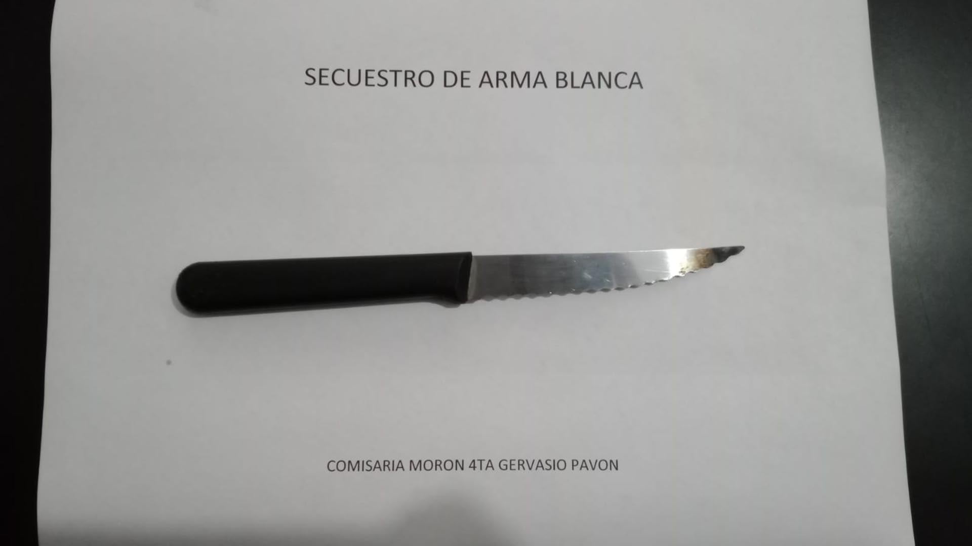 El arma blanca que le secuestraron al asaltante.
