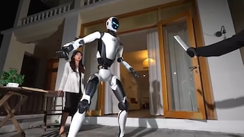 Presentan un robot guardaespaldas que se interpone ante un agresor armado para salvar vidas