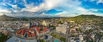 La recuperación de fachadas busca acompañar la inversión privada y la reactivación comercial, cultural y habitacional en la zona histórica./ (Redes Centro Histórico de San Salvador)