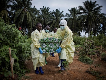 Trabajadores sanitarios preparados para enterrar a un víctima del ébola en Kivu, en la República Democrática del Congo (EFE/EPA/HUGH KINSELLA CUNNINGHAM)