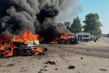 Fuego en el sitio de un ataque aéreo ruso en Pechenihy, región de Kharkiv, que dejó al menos 10 muertos y 17 heridos (Servicio de Emergencias de Ucrania vía AP)