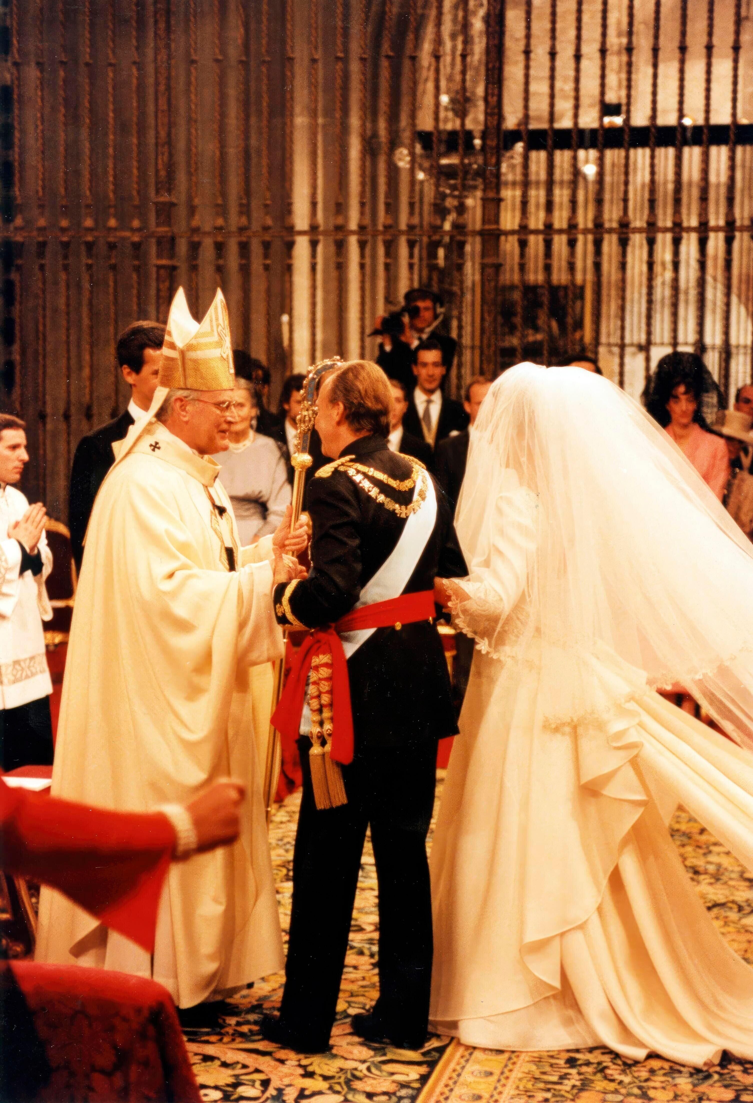 El rey Juan Carlos I llega al altar junto a la infanta Elena (Grosby)