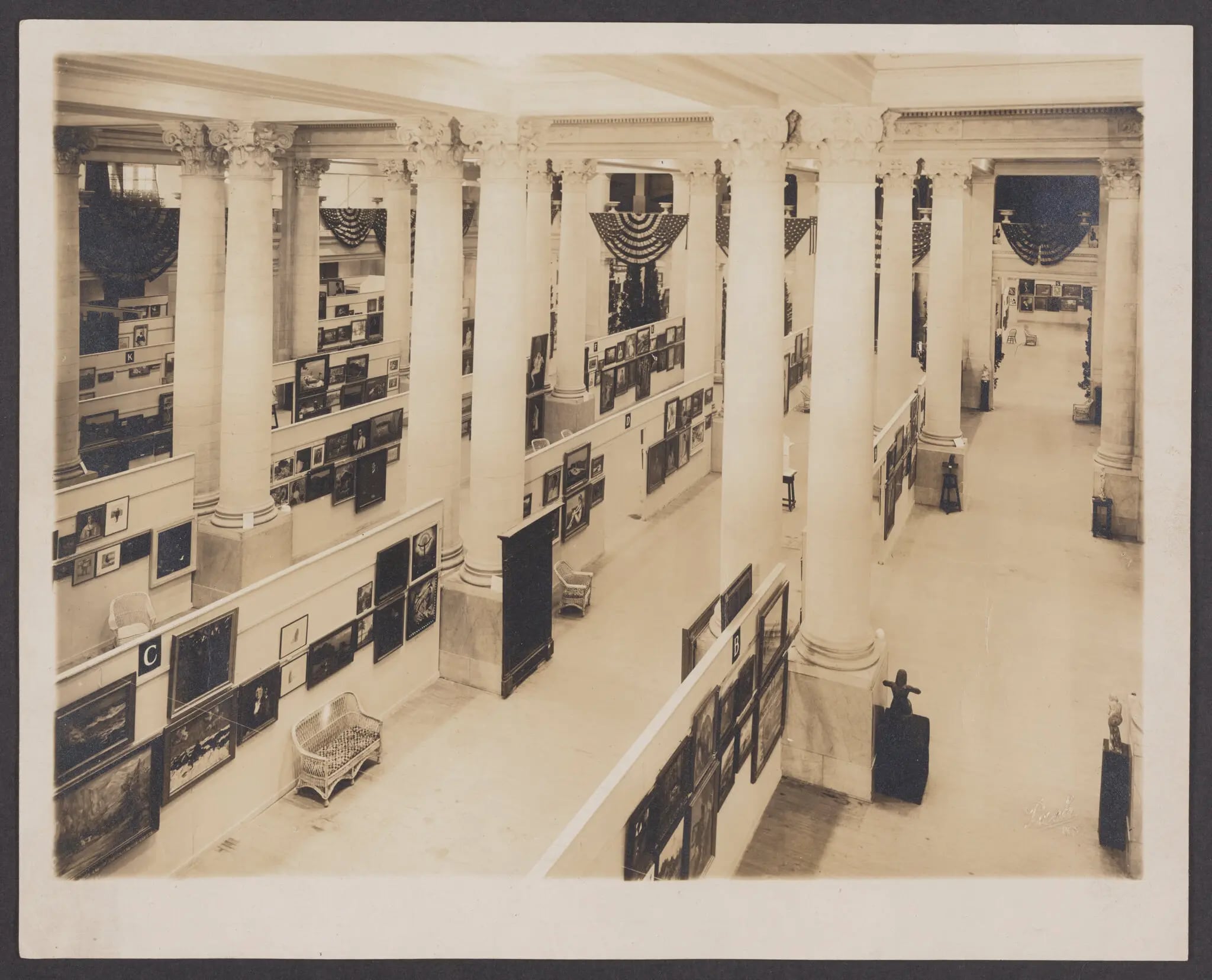Vista de la Exposición de la Sociedad de Artistas Independientes en el Grand Central Palace en abril de 1917