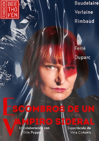 Retrato de una mujer de cabello rojizo, con un ojo parcialmente cubierto por un tinte rojo, bajo una superficie plástica translúcida y arrugada, con texto en rojo