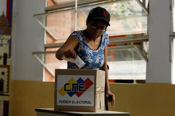 Una mujer deposita su voto