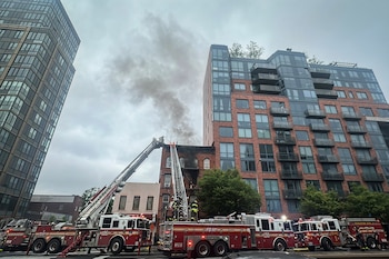 Cerrar puertas al salir del apartamento evita que el fuego y el humo tóxico se extiendan al resto del edificio, advierte la comisionada Bonsignore (REUTERS/Maye-E Wong)