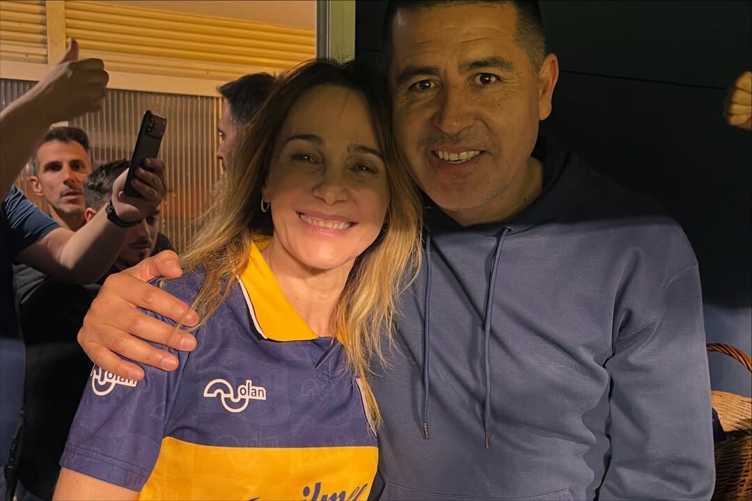 El abrazo de Juan Román Riquelme con Vero Lozano en la visita de Depp a la cancha de Boca