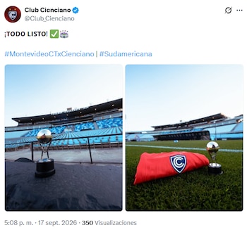 La camiseta de Cienciano luce en el Estadio Centenario junto a una pequeña réplica del trofeo de la Copa Sudamericana.