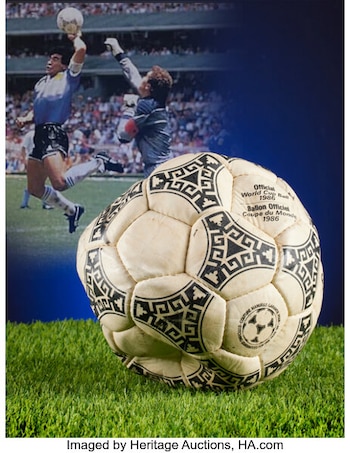 Balón oficial del Mundial de 1986 sobre césped junto a una fotografía de Diego Maradona saltando frente al portero Peter Shilton