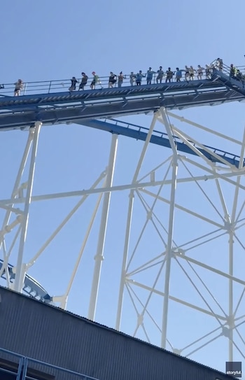 El corte de energía en Six Flags Over Texas detuvo la montaña rusa Titan y obligó a evacuar a los pasajeros desde 75 metros de altura