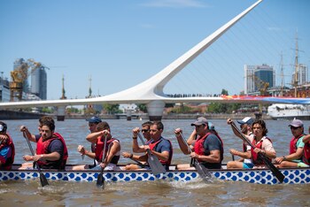 Quince equipos de 20 remeros cada uno (chinos y argentinos) participaron de la Regata