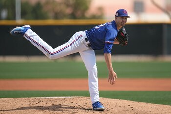 El abridor de los Rangers de Texas Jacob deGrom en la segunda entrada del juego de AA de Frisco RoughRiders ante Northwest Arkansas Naturals el lunes 13 de marzo del 2023. (AP Foto/Abbie Parr)