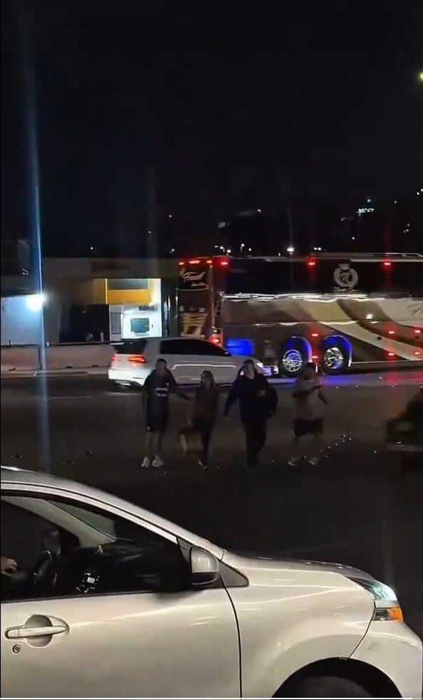 Captan a Efraín Juárez varado tras avería de su autobús (X/ @MultimediaEJA)