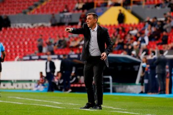 El entrenador de Tijuana, Pablo Guede, da indicaciones a sus jugadores en el estadio Jalisco, en la ciudad de Guadalajara (México). EFE/ Francisco Guasco/Archivo