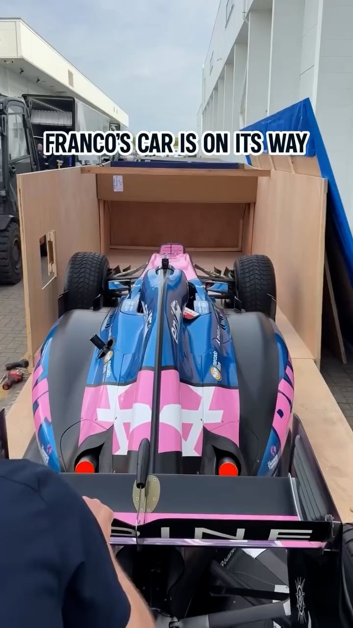 El Lotus que utilizará Colapinto en la exhibición del 26 de abril entrando a la caja para ser enviado a la Argentina (Captura de video)