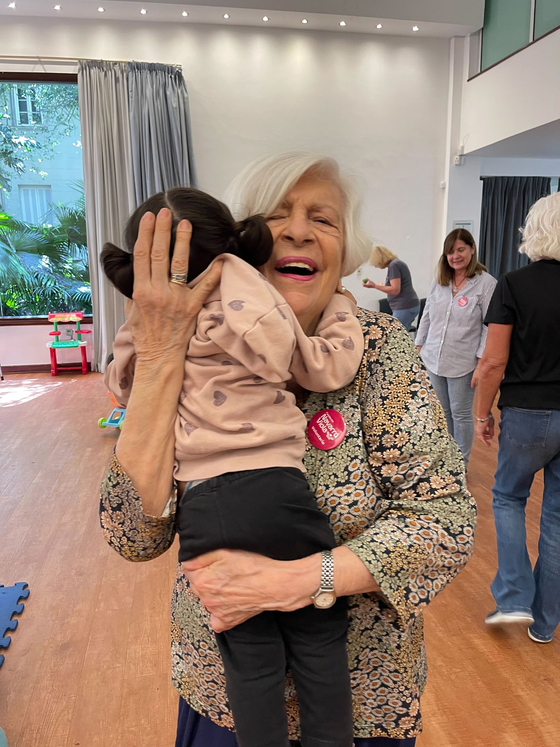 Elsa Migliori, exdocente y especialista en educación inicial, trasladó su experiencia en aulas y jardines maternales al voluntariado, donde hoy participa en actividades de lectura y acompañamiento a la primera infancia.