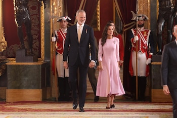 12/10/2026 Los Reyes Felipe y Letizia, La Princesa Leonor y la Infanta Sofía durante la recepción con motivo del día de la Fiesta Nacional, en el Palacio Real, a 12 de octubre de 2026, en Madrid (España). El acto es presidido por los Reyes, la Princesa de Asturias y la infanta Sofía después del acto solemne de homenaje a la Bandera Nacional y el desfile militar que se ha celebrado en la Plaza de Cánovas del Castillo. La conmemoración de la Fiesta Nacional tiene como finalidad recordar solemnemente momentos de la historia colectiva que forman parte del patrimonio histórico, cultural y social común, asumido como tal por la gran mayoría de los ciudadanos.
POLITICA
Raúl Terrel - Europa Press