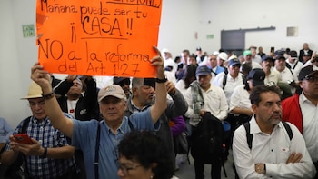 Jubilados de Pemex, CFE, Banobras y Luz y Fuerza, piden mantener pensiones doradas: protestan en la Cámara de Diputados