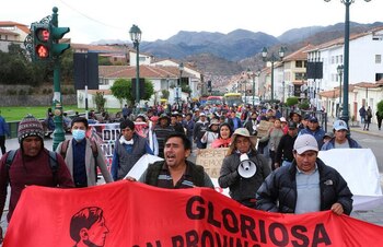 Personas participan en una manifestación