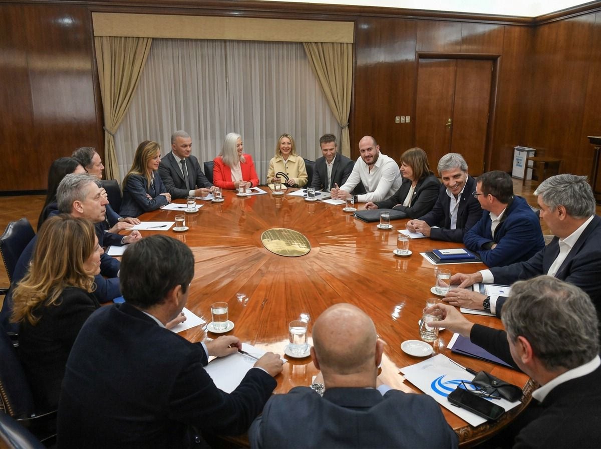El ministro de Economía, Luis Caputo, y la jefa de la bancada oficialista en el Senado, Patricia Bullrich, encabezaron una reunión con aliados en la previa de un plenario clave para aprobar el acuerdo con los fondos buitre.