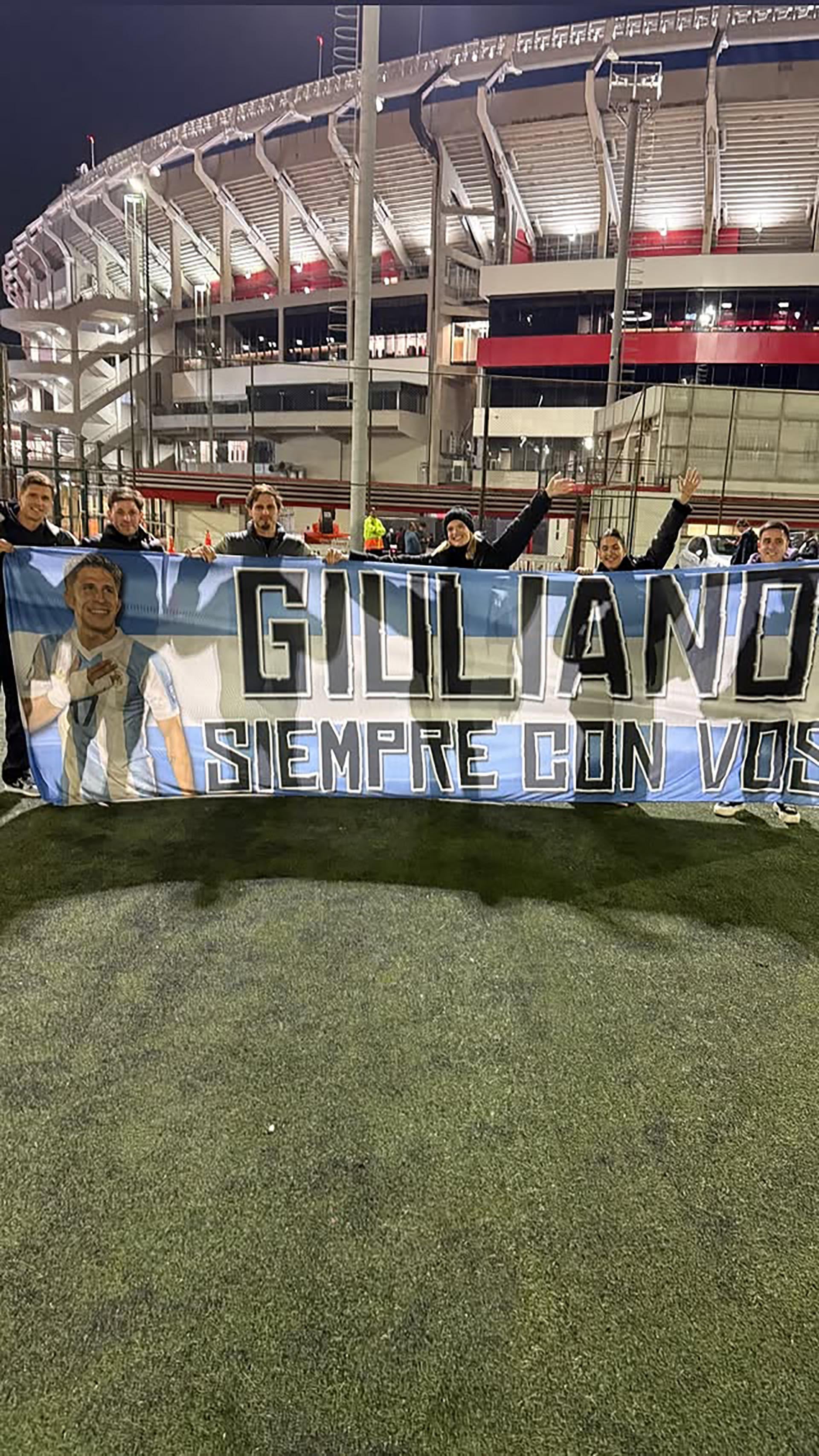 La bandera en apoyo a Giuliano que llevaron familiares y amigos