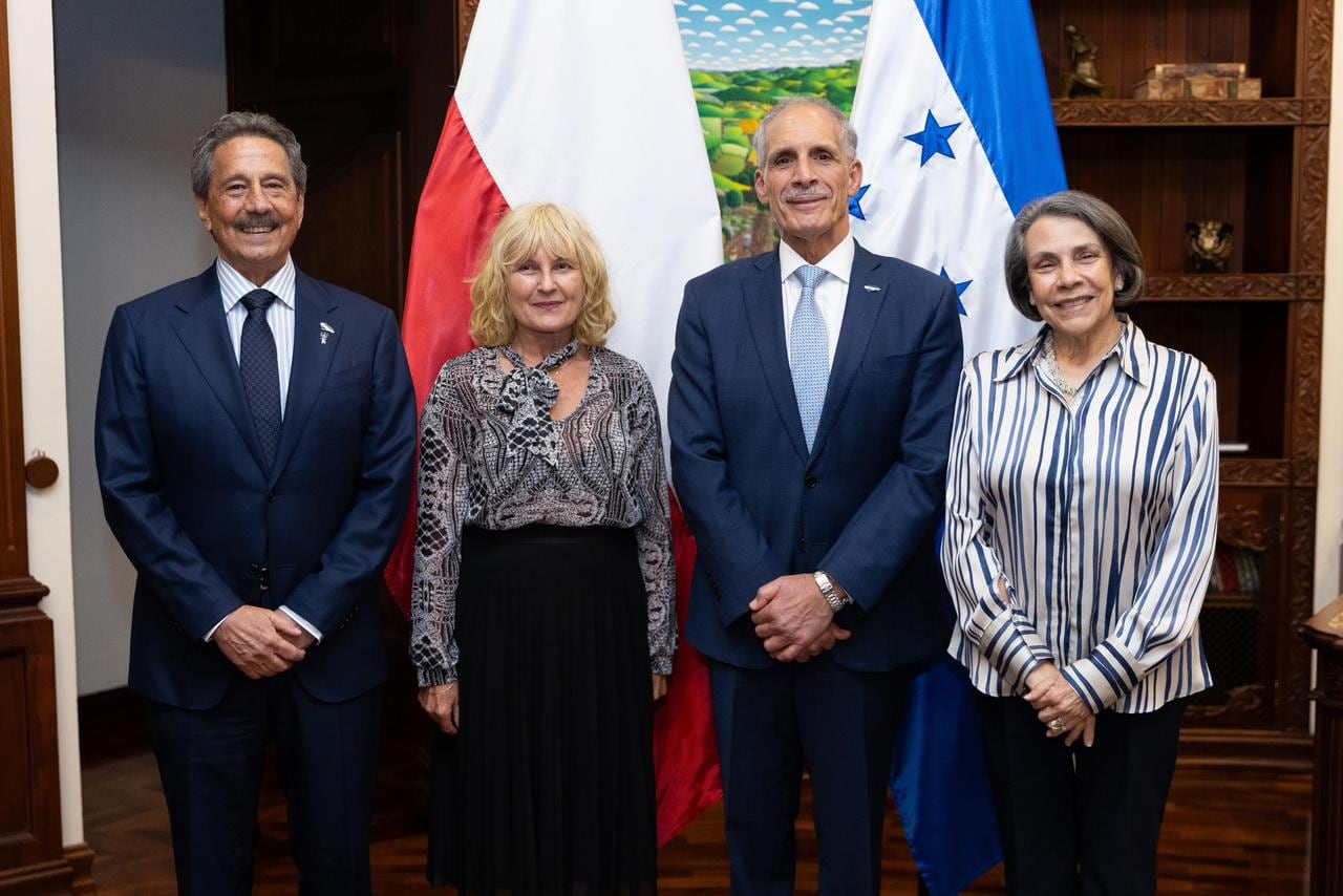 Las autoridades analizaron mecanismos para fortalecer el comercio y el turismo entre ambos países. (FOTO: Presidencia de Honduras)