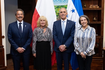 Las autoridades analizaron mecanismos para fortalecer el comercio y el turismo entre ambos países. (FOTO: Presidencia de Honduras)