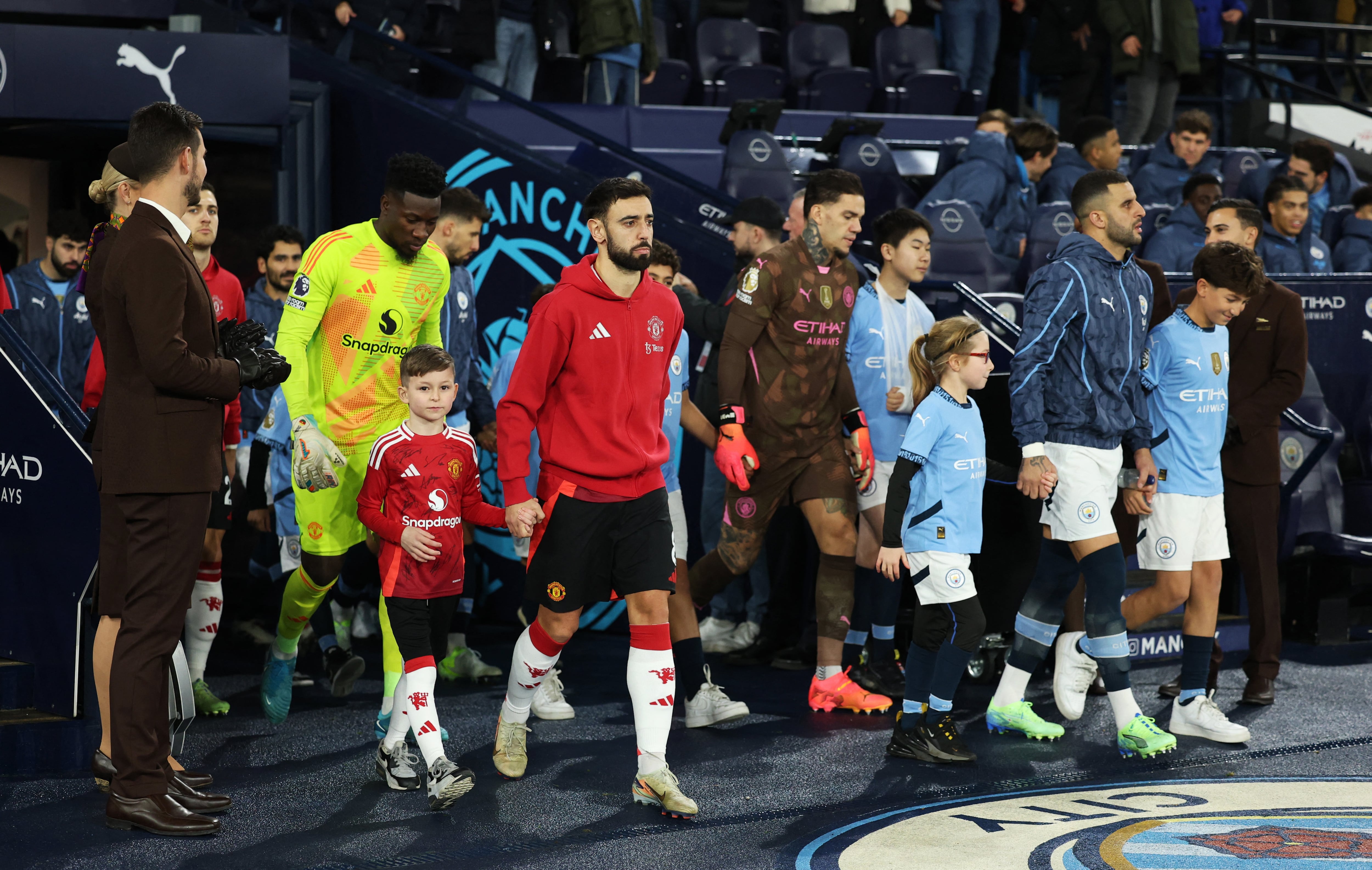 El costo para salir a la cancha con los futbolistas oscila desde opciones gratuitas hasta montos que alcanzan casi 17 mil dólares (REUTERS/Phil Noble)