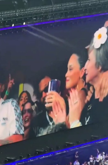 Imagen de la señora mayor que pudo verse en la Casita de Bad Bunny.