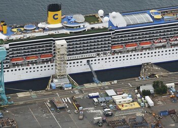 Una vista aérea muestra el crucero italiano Costa Atlantica en Nagasaki, en el sur de Japón el 21 de abril de 2020. Kyodo/Vía REUTERS
