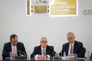 Ministro del Interior, Alfonso Prada; ministro de Justicia, Néstor Osuna; y el ministro de Defensa, Iván Velásquez