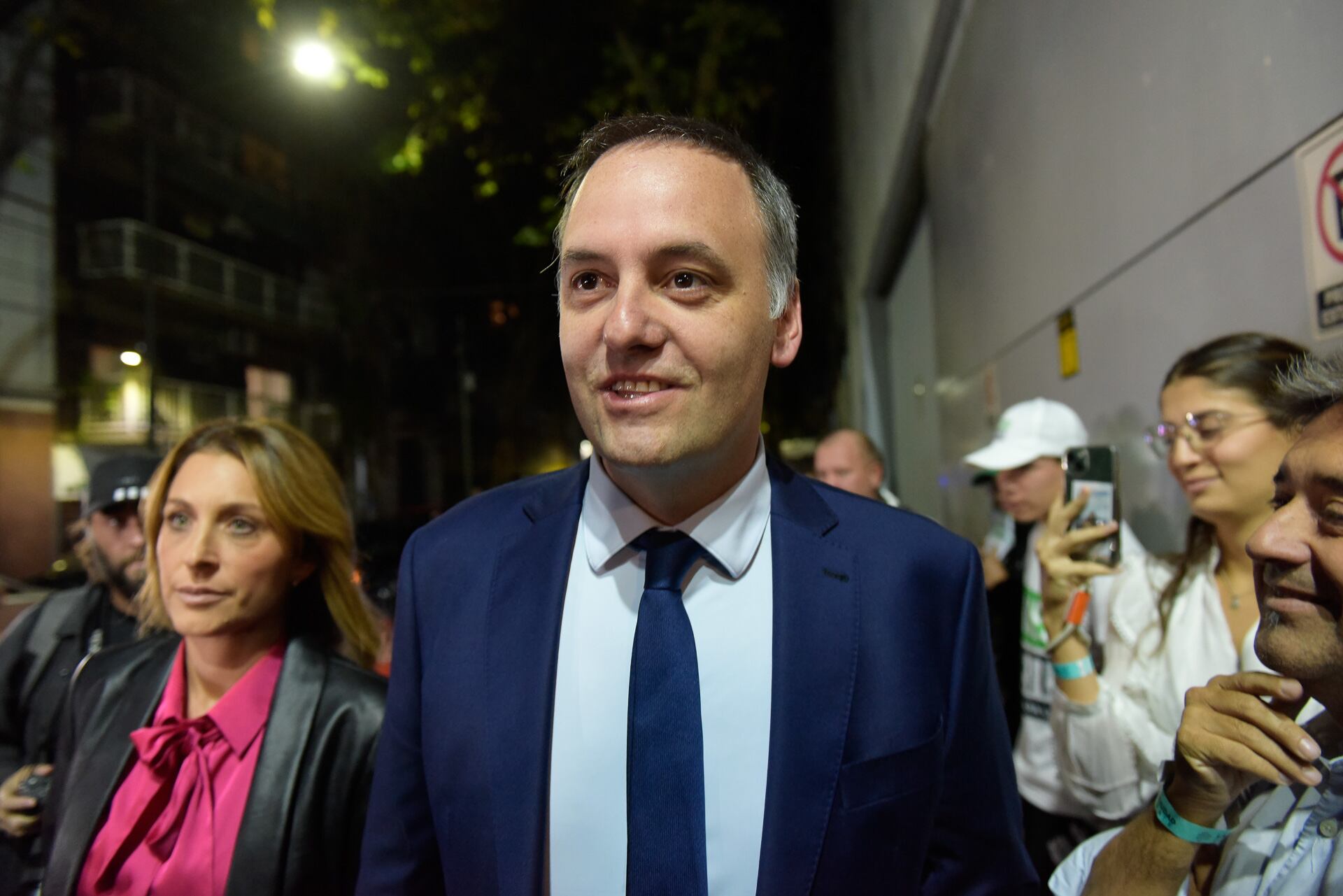 El candidato a legislador porteño, Manuel Adorni, rumbo al debate de la Ciudad. (Créditos: Gustavo Gavotti)