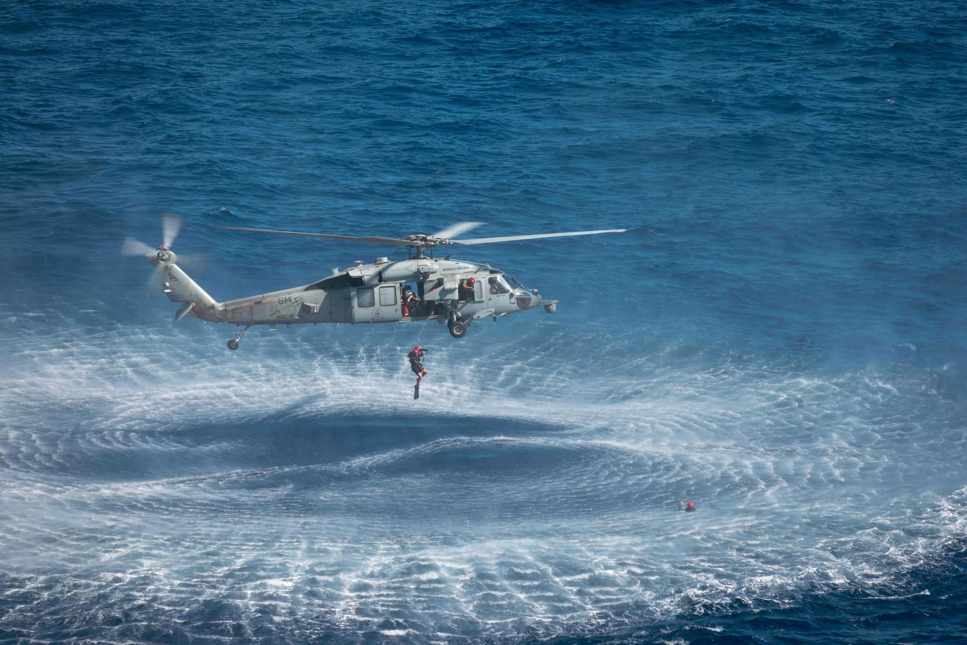 Edwards acumuló más de dos décadas de servicio y más de 2.000 horas de vuelo, siendo recordado por su compromiso y por el tributo rendido tras su muerte (U.S. Navy)