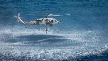Desaparecido un tripulante de un helicóptero de la Armada de EEUU tras amerizar de emergencia en el mar Arábigo