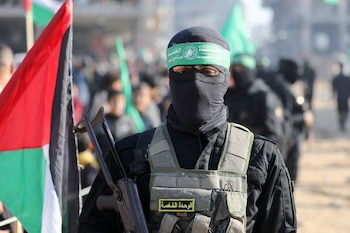 Un terrorista de Hamas monta