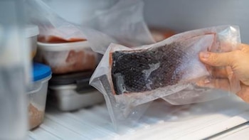 Demuestran que los envases transfieren aditivos plásticos al pescado guardado en la nevera o el congelador