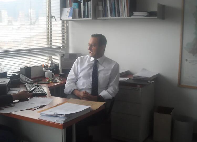 Las indagaciones contra el funcionario incluyen señalamientos de haber presionado a testigos privados de libertad y ofrecido beneficios a cambio de declaraciones acusatorias involucrando a un expresidente y empresarios con nexos con el paramilitarismo - crédito redes sociales / X