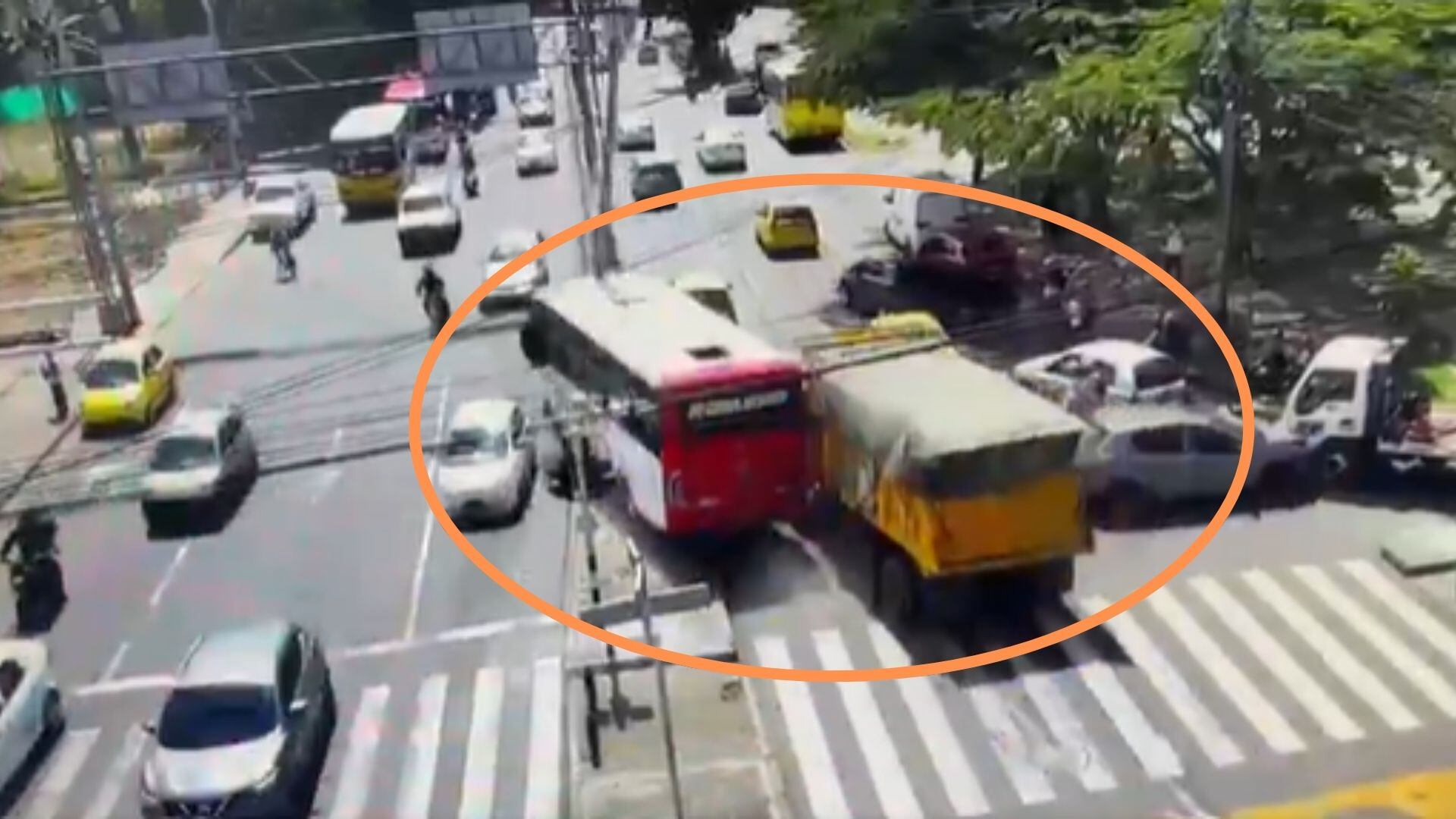 Las autoridades confirmaron que el siniestro dejó tres personas lesionadas - captura de video