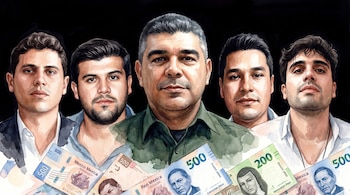 Pintura en acuarela de un hombre canoso al centro, flanqueado por cuatro hombres jóvenes, con billetes mexicanos de 200 y 500 pesos dispersos abajo, sobre fondo negro.