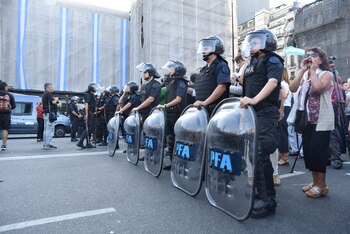 Un cordón policial separan a