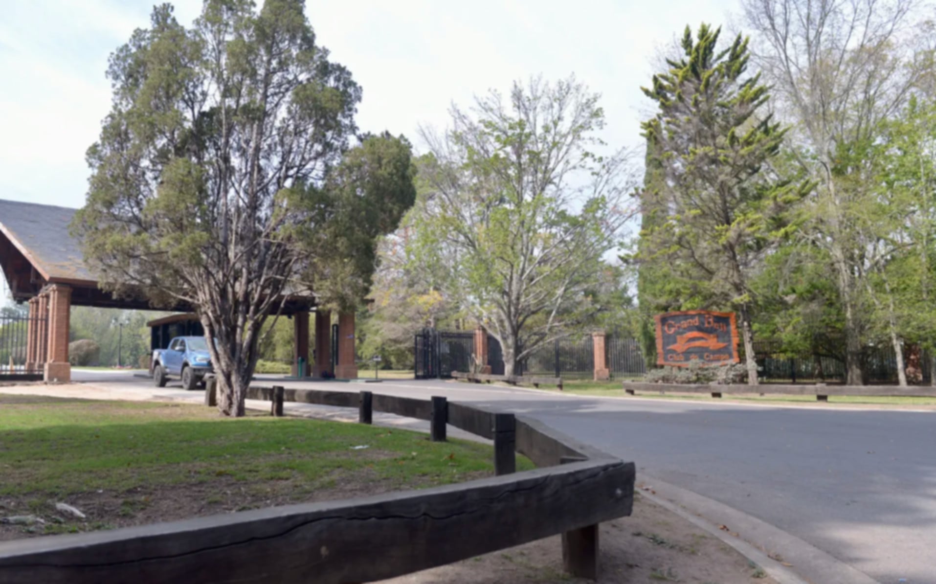 El acceso principal al country Grand Bell en La Plata donde un vecino fue detenido por ingresar en la casa de otro (0221)