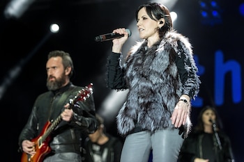 Michael Stipe de R.E.M. elogió el talento de O’Riordan y la autenticidad de The Cranberries, resaltando la vigencia e influencia que mantiene la banda en el panorama internacional (EFE/MACIEJ KULZYNSKI /Archivo)