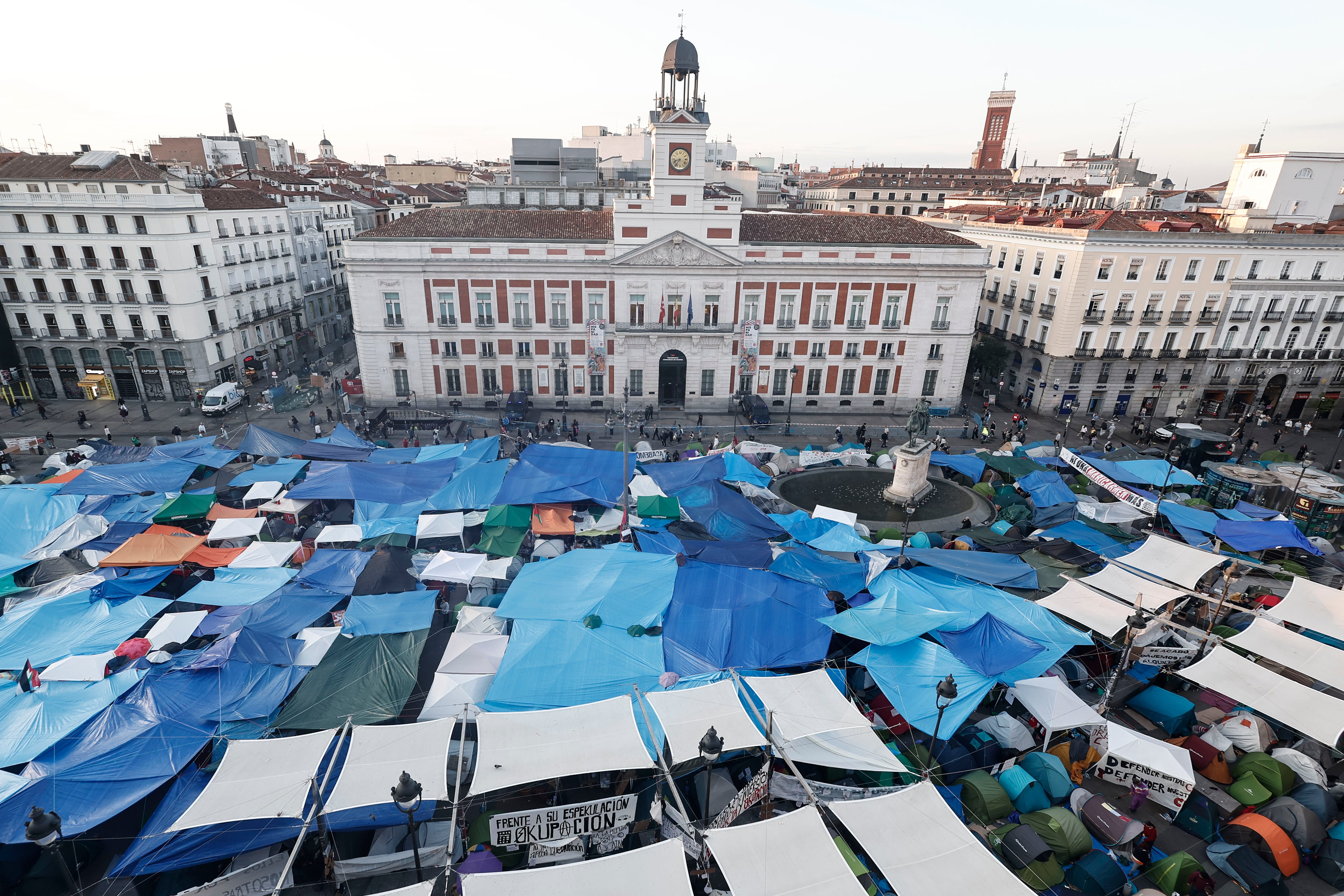 Vista aérea de las tiendas este martes en la Plaza del Sol. (EFE/ Sergio Pérez)