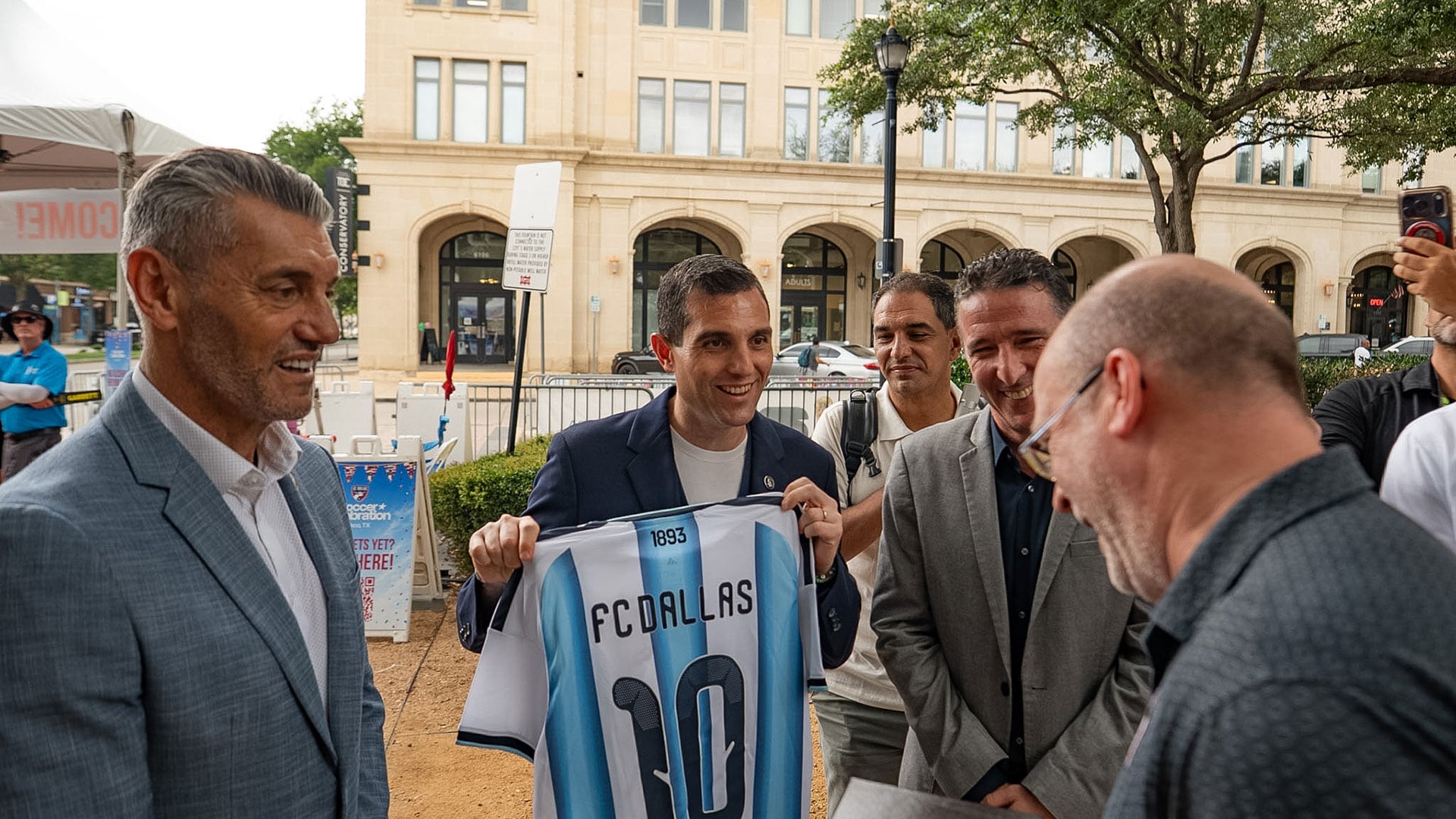 Petersen impulsó que referentes históricos de la Selección sean embajadores de la marca a nivel mundial. En la foto, junto a Sergio Goycochea