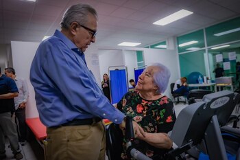 El gobernador y la presidenta del DIF recorren las instalaciones del CREE, fortaleciendo el apoyo a personas con discapacidad. El gobernador Rocha Moya reafirma su compromiso con la inclusión durante su visita al CREE. Apoyo funcional y terapias permiten a las personas superar barreras diarias.
Políticas públicas inclusivas fomentan una sociedad más equitativa en Sinaloa.
Servicios médicos y programas de apoyo promueven la empatía y el humanismo.
Atención integral en rehabilitación mejora la calidad de vida de las personas con discapacidad. (Cortesía Gobierno del estado de Sinaloa)