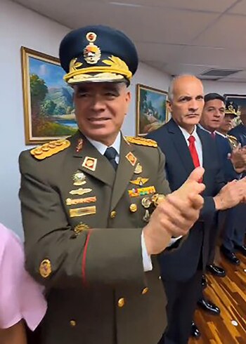 El general Padrino aplaude cuando