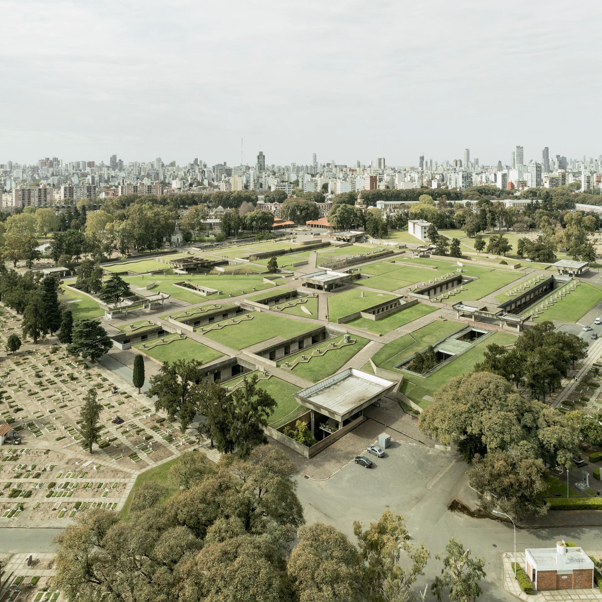 La obra destaca por su arquitectura modernista, el uso de hormigón armado y la disposición igualitaria de los nichos funerarios (© Federico Cairoli - ArchDaily)