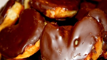 Receta de palmeras de chocolate al estilo de Morata de Tajuña: un hojaldre jugoso y blandito y una riquísima cobertura