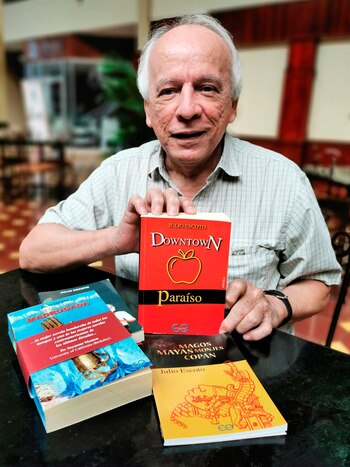 El escritor hondureño Julio Escoto