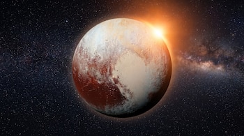 Plutón, el planeta enano, mostrando su superficie en tonos blancos y rojizos, con una intensa luz brillante desde el lado derecho y un cielo estrellado de fondo.